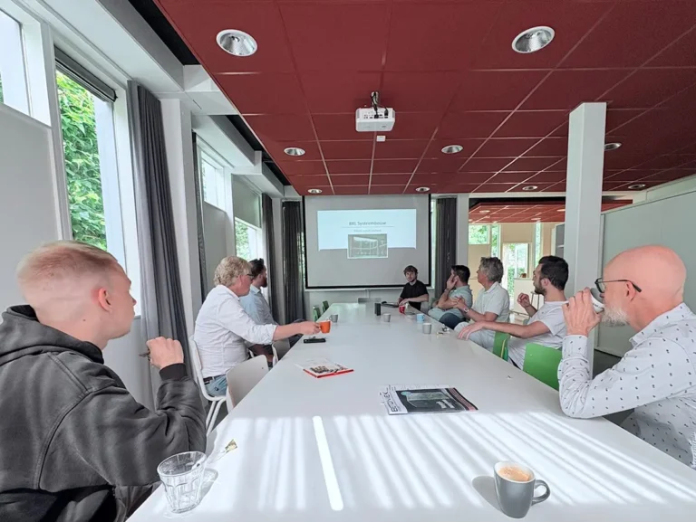 Collega’s van Van Boxsel Engineering tijdens de kennissessie over circulair bouwen